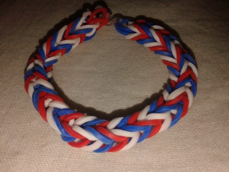 Bracelet élastique carré Bleu, Blanc et Rouge pour supporter les bleus